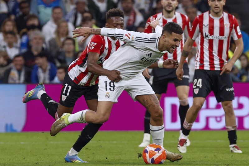 El centrocampista del Real Madrid Daniel Ceballos (d) se escapa de Álvaro Djaló, del Athletic Club, en el partido de la jornada 32 de LaLiga que Real Madrid y Athletic Club de Bilbao disputan en el estadio Santiago Bernabéu, en Madrid. EFE/ Chema Moya