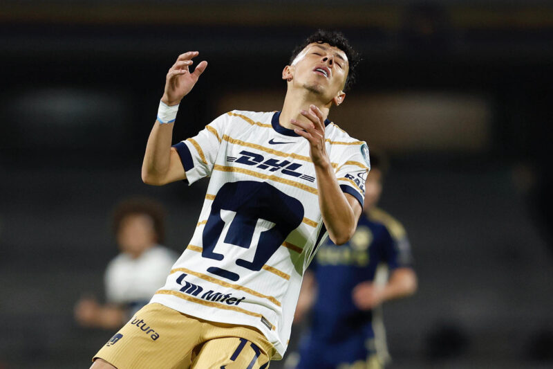 Jorge Ruvalcaba de Pumas reacciona este miércoles, durante el partido de vuelta de cuartos de final de la Copa Concacaf entre Pumas y Vancouver Whitecaps en el estadio Olímpico Universitario de Ciudad de México (México). EFE/ Sáshenka Gutiérrez