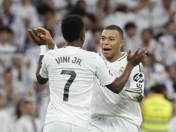 El delantero del Real Madrid Vinicius (izda) celebra un gol con Kylian Mbappé en el estadio Santiago Bernabéu en Madrid. EFE/Chema Moya