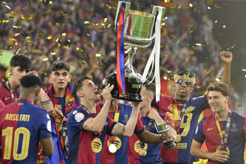 Los jugadores del FC Barcelona celebran su victoria en la final de la Copa del Rey a la finalización del encuentro que disputaron Real Madrid y FC Barcelona en el estadio de La Cartuja, en Sevilla. EFE / Raul Caro.