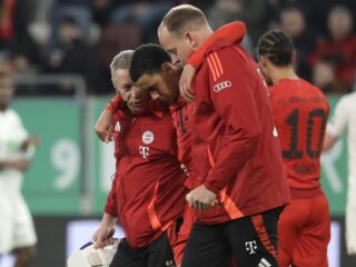 Jamal Musiala abandona el campo lesionado. EFE/EPA/RONALD WITTEK.