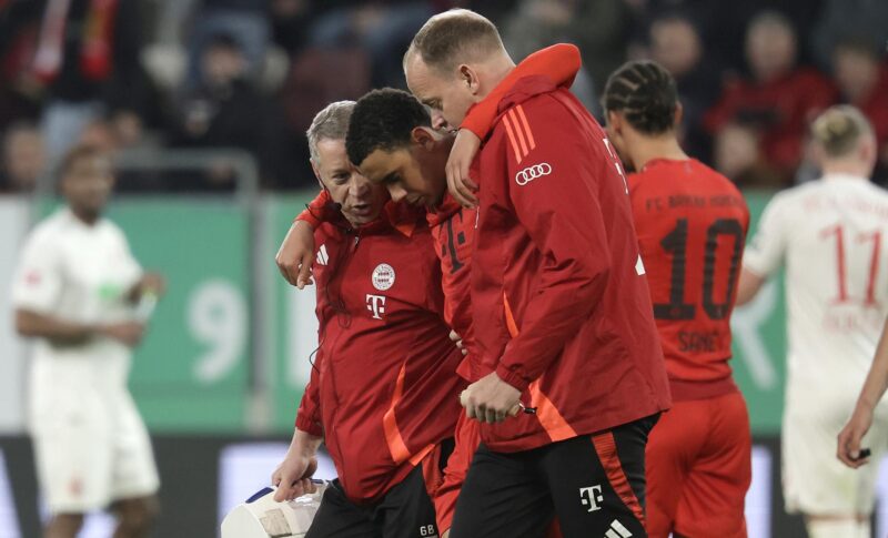Jamal Musiala abandona el campo lesionado. EFE/EPA/RONALD WITTEK.