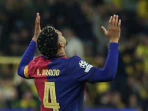 Ronald Araujo durante el partido de de vuelta de cuartos de final de la UEFA Champions League entre Borussia Dortmund y FC Barcelona, en Dortmund, Alemania. EFE/EPA/FRIEDEMANN VOGEL