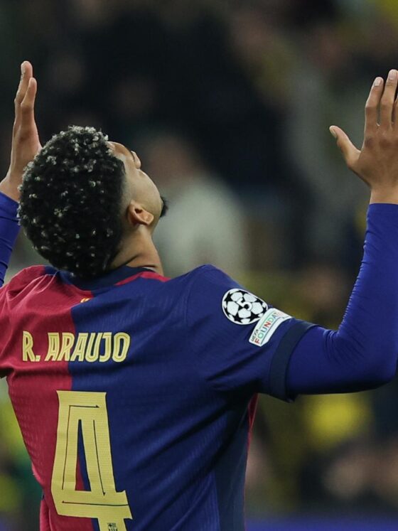Ronald Araujo durante el partido de de vuelta de cuartos de final de la UEFA Champions League entre Borussia Dortmund y FC Barcelona, en Dortmund, Alemania. EFE/EPA/FRIEDEMANN VOGEL