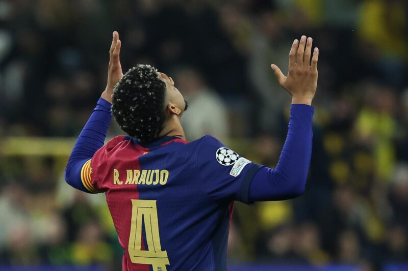 Ronald Araujo durante el partido de de vuelta de cuartos de final de la UEFA Champions League entre Borussia Dortmund y FC Barcelona, en Dortmund, Alemania. EFE/EPA/FRIEDEMANN VOGEL