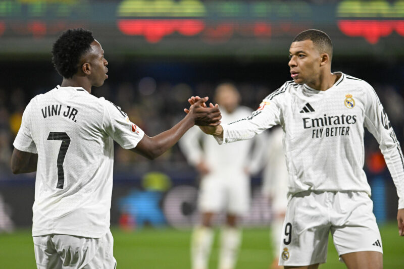 Los jugadores del Real Madrid, el brasileño Vinicius Junior (i) y el francés Kylian Mbappé. EFE/ANDREU ESTEBAN