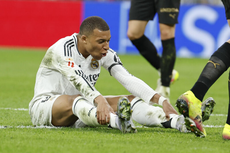 El delantero francés del Real Madrid Kylian Mbappé durante el partido de LaLiga entre el Real Madrid y el Valencia disputado este sábado en el estadio Santiago Bernabéu en Madrid. EFE/Chema Moya