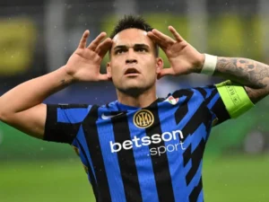El argentino Lautaro Martínez celebra su gol que supuso el empate a uno con el Bayern Múnich en un partido en el que el equipo italiano logró la clasificación para las semifinales de la Liga de Campeones. EFE/EPA/DANIEL DAL ZENNARO