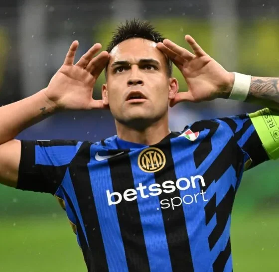 El argentino Lautaro Martínez celebra su gol que supuso el empate a uno con el Bayern Múnich en un partido en el que el equipo italiano logró la clasificación para las semifinales de la Liga de Campeones. EFE/EPA/DANIEL DAL ZENNARO