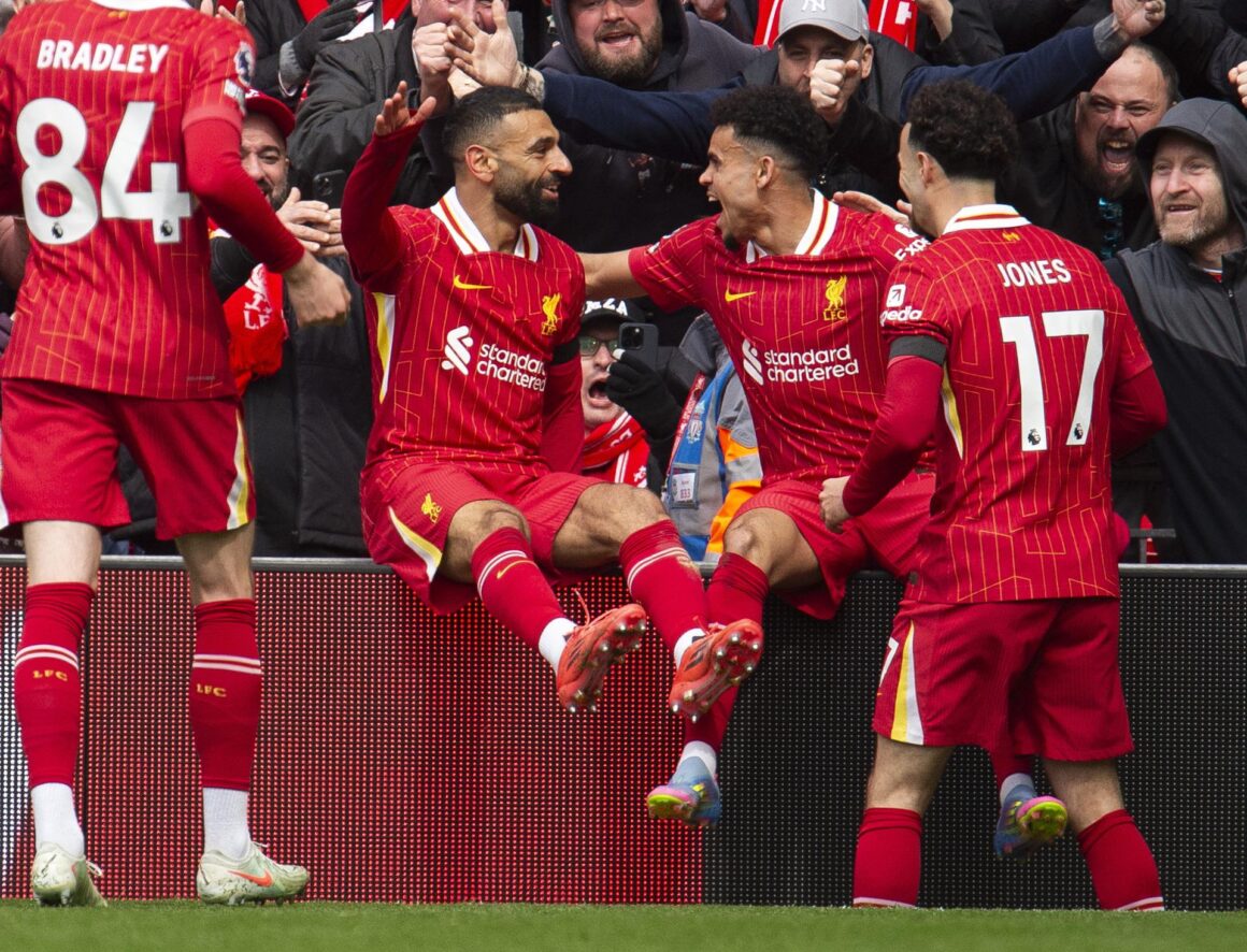 Luis Díaz celebra el 1-0 junto a Salah. EFE/EPA/PETER POWELL.