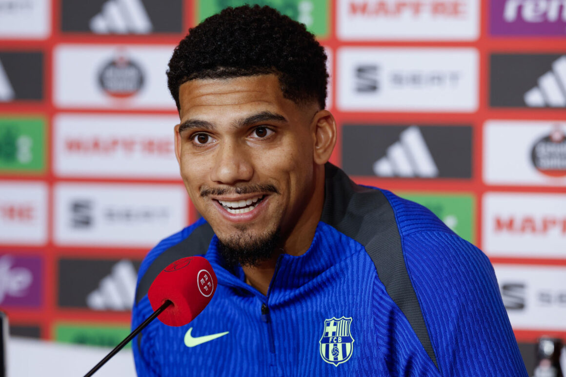 El defensa uruguayo del Barcelona, Ronald Araújo, durante la rueda de prensa ofrecida este viernes en Sevilla, en la víspera de la final de la Copa del Rey de fútbol que enfrenta a su equipo al Real Madrid en el estadio de la Cartuja. EFE/ Julio Muñoz