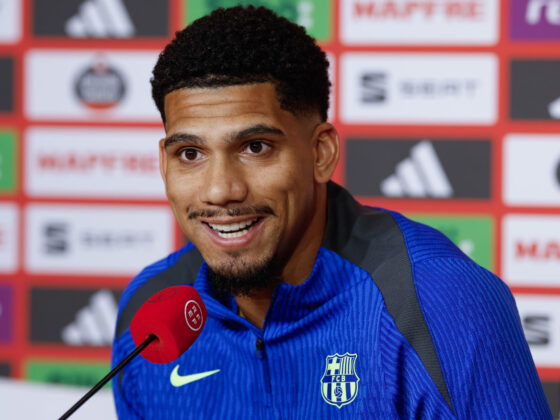 El defensa uruguayo del Barcelona, Ronald Araújo, durante la rueda de prensa ofrecida este viernes en Sevilla, en la víspera de la final de la Copa del Rey de fútbol que enfrenta a su equipo al Real Madrid en el estadio de la Cartuja. EFE/ Julio Muñoz