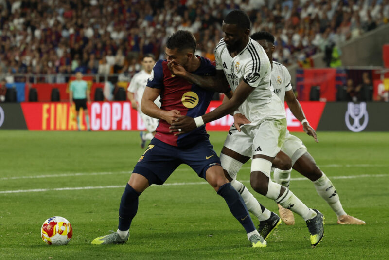 El defensa alemán del Real Madrid, Antonio Rudiger, pugna por el balón con el delantero del Barcelona Ferrán Torres (i), durante la final de la Copa del Rey que disputaron el sábado en el estadio de La Cartuja, en Sevilla. EFE / Julio Muñoz.