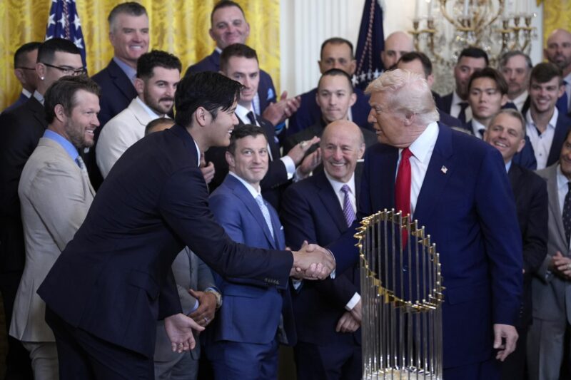 El presidente de EE.UU., Donald Trump (d), estrecha la mano del jugador Shohei Ohtani durante una reunión con los campeones de la Serie Mundial 2024, Los Angeles Dodgers, en el Salón Este de la Casa Blanca en Washington, D.C. (EE.UU.). EFE/YURI GRIPAS / POOL