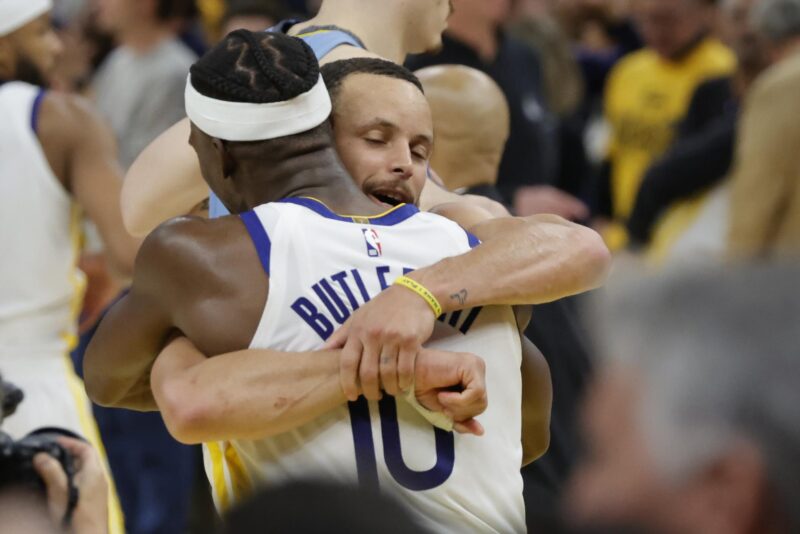 El estado de Jimmy Butler lo pone en duda en juego 3 contra Rockets El escolta de los Golden State Warriors, Stephen Curry, abraza a su compañero de equipo Jimmy Butler tras derrotar a los Memphis Grizzlies en la NBA en San Francisco, California, EE. UU. EFE/EPA/JOHN G. MABANGLO