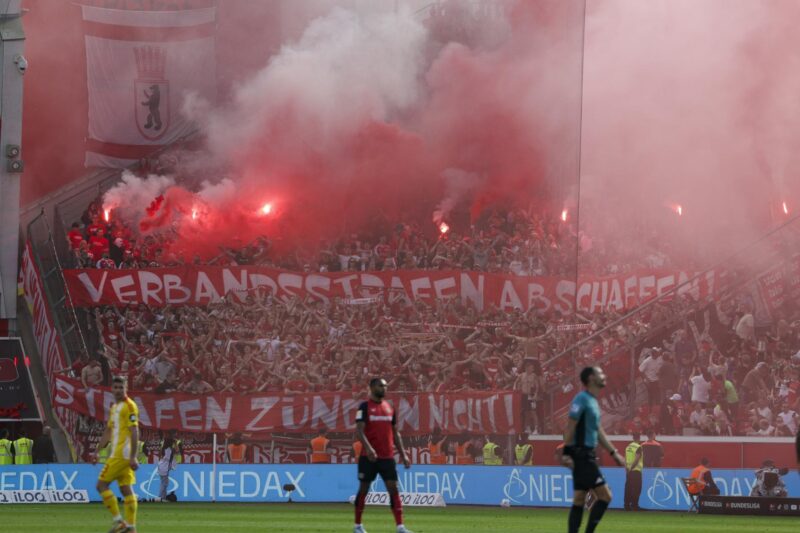 El pequeño que desafió al gigante: Unión Berlín frena al Bayern Hinchas del Union Berlin durante el partido de la Bundesliga que han jugado Bayer 04 Leverkusen y 1.FC Union Berlin, en Leverkusen, Alemania. EFE/EPA/CHRISTOPHER NEUNDORF