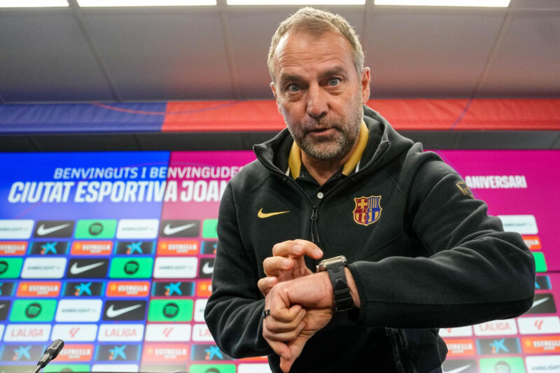 El técnico alemán del FC Barcelona, Hans-Dieter Flick, ofrece una rueda de prensa este viernes después del entrenamiento del equipo para preparar el partido de LaLiga que disputará mañana ante el Real Betis Balonpié en el Estadio Olímpico Lluís Companys. EFE/ Enric Fontcuberta