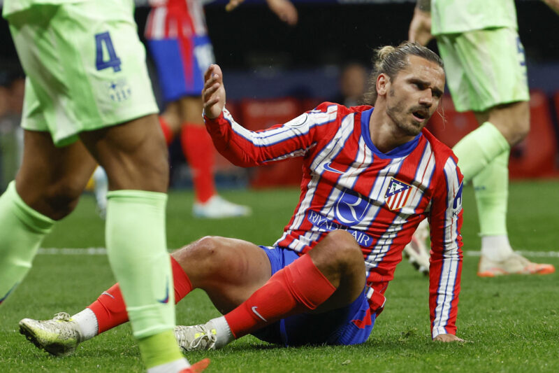 Simeone: “Tampoco para pedir perdón” y el declive del Atlético Griezmann, durante el partido contra el Barcelona. EFE / Chema Moya