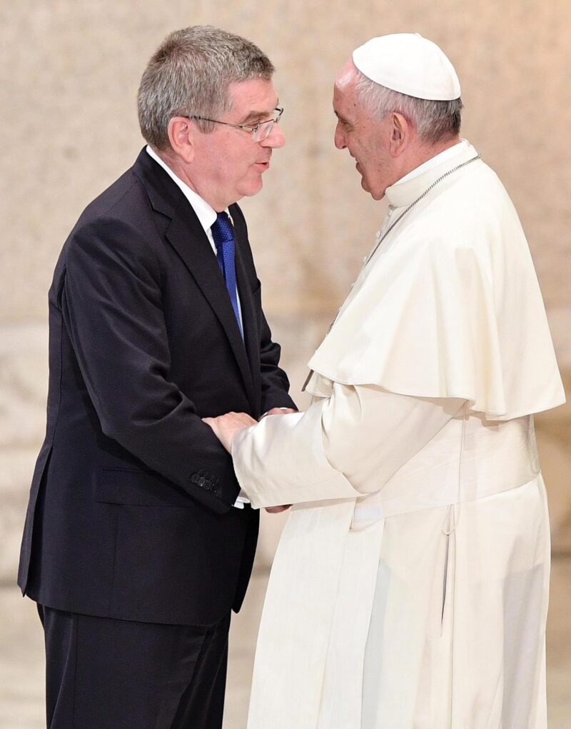 Fallece el Papa Francisco: Sucesión papal, fenómeno global de apuestas Foto de archivo (5-10-2016) del papa Francisco junto al presidente del presidente del Comité Olímpico Internacional, Thomas Bach. EFE/Ettore Ferrari