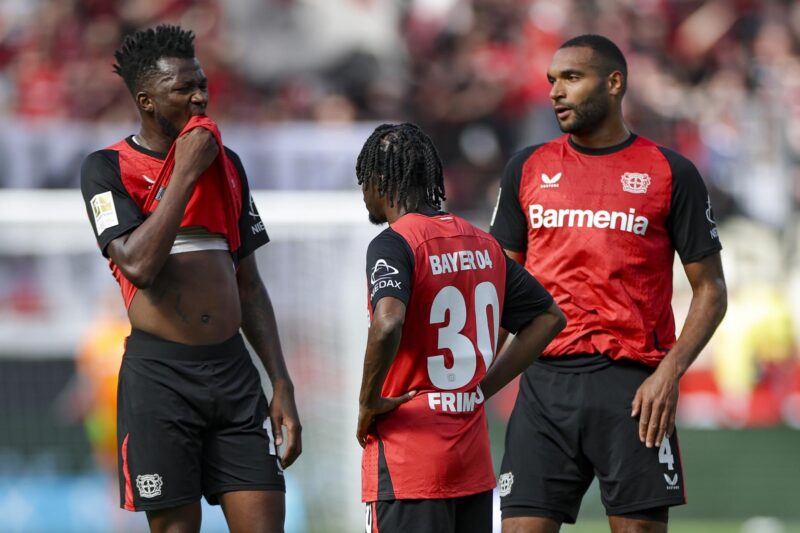 Los fichajes que Xabi Alonso tiene en la mira para su Real Madrid (I-D) Edmond Tapsoba, Jeremie Frimpong, y Jonathan Tah, todos del Leverkusen, se lamentan durante el partido de la Bundesliga que han jugado Bayer 04 Leverkusen y 1.FC Union Berlin, en Leverkusen, Alemania. EFE/EPA/CHRISTOPHER NEUNDORF