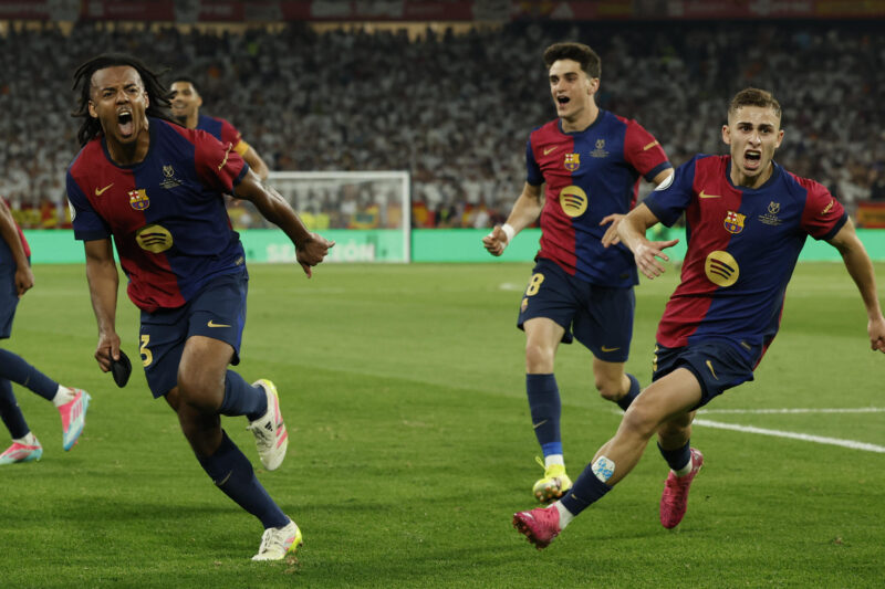 El defensa francés del Barcelona Jules Koundé (i) celebra el tercer gol de su equipo durante la final de la Copa del Rey que disputaron Real Madrid y FC Barcelona en el estadio de La Cartuja, en Sevilla. EFE/Julio Muñoz