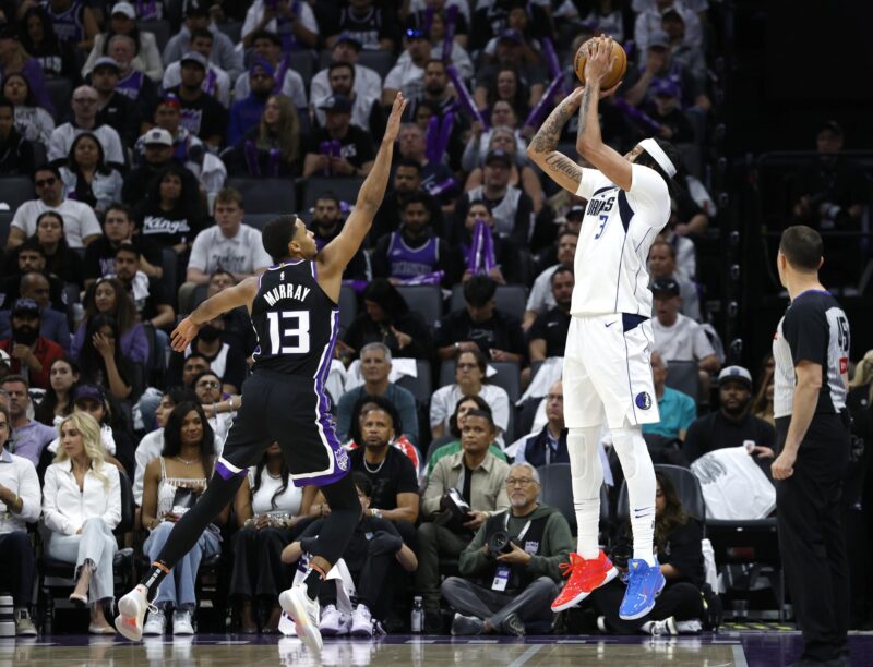 El ala-pívot de los Dallas Mavericks Anthony Davis (D) lanza un tiro de tres puntos frente al ala-pívot de los Sacramento Kings Keegan Murray (I). EFE/EPA/JOHN G. MABANGLO SHUTTERSTOCK FUERA