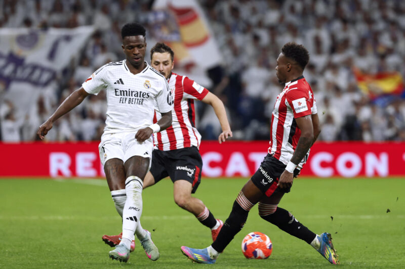Vinícius Jr. y el Bernabéu: un distanciamiento que preocupa El centrocampista del Athletic Club Álvaro Djaló (d) lucha con Vinicius Jr., del Real Madrid, en el partido de la jornada 32 de LaLiga que Real Madrid y Athletic Club de Bilbao disputaron en el estadio Santiago Bernabéu, en Madrid. EFE/Mariscal