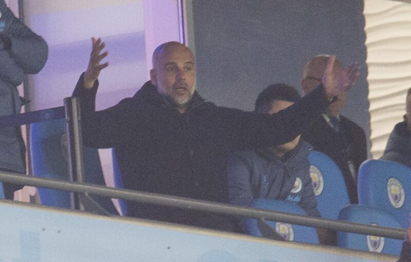 ¡8 años después! Pep Guardiola vuelve a quedarse sin alzar un título Pep Guardiola, entrenador del Manchester City, en la grada de campo del City en Mánchester, Reino Unido. EFE/EPA/PETER POWELL