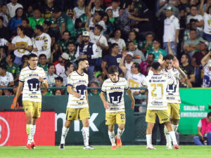 Imagen de archivo de los jugadores de Pumas celebrando un gol. EFE/ Luis Ramírez
