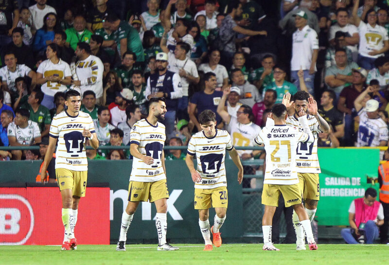 Imagen de archivo de los jugadores de Pumas celebrando un gol. EFE/ Luis Ramírez