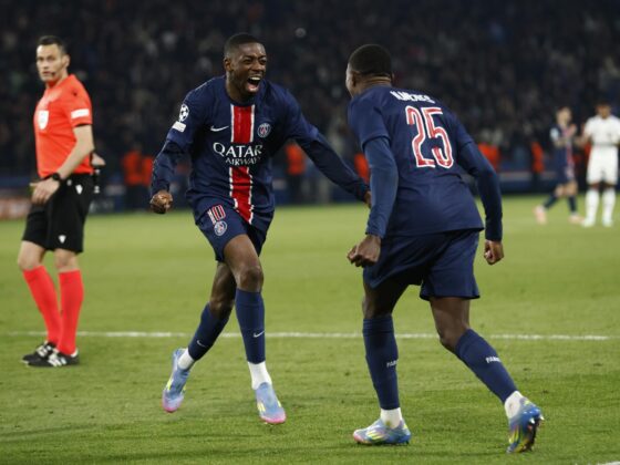 El jugador del PSG Nuno Mendes (d) celebra el 3-1 con Ousmane Dembele (I) durante el partido de ida de cuartos de la UEFA Champions League que han jugado Paris Saint-Germain y Aston Villa, en París, Francia. EFE/EPA/CHRISTOPHE PETIT TESSON