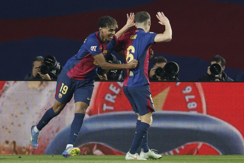Los jugadores del FC Barcelona, Lamine Yamal (i) y Gavi, celebran el primer gol de su equipo durante el encuentro correspondiente a la jornada 30 de Laliga EA Sports que disputan hoy sábado FC Barcelona y Betis en el Estadio Olímpico Lluis Companys de Barcelona. EFE / Toni Albir
