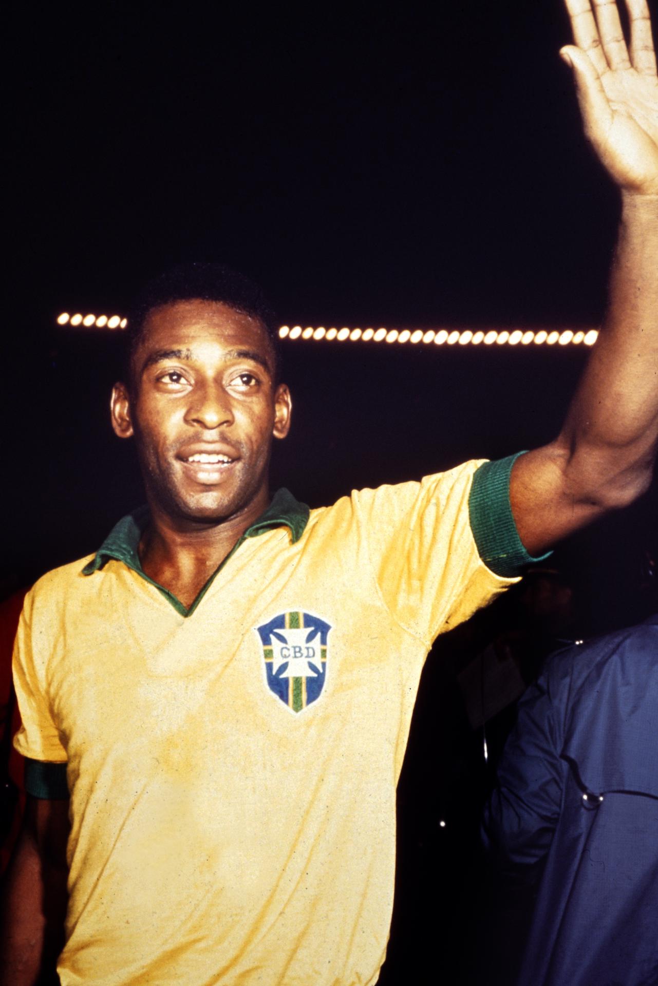 Los reyes del gol: Los máximos goleadores históricos de los Mundiales El futbolista brasileño Pelé, con la camiseta de la selección de Brasil, tras disputar un encuentro. EFE/rsa