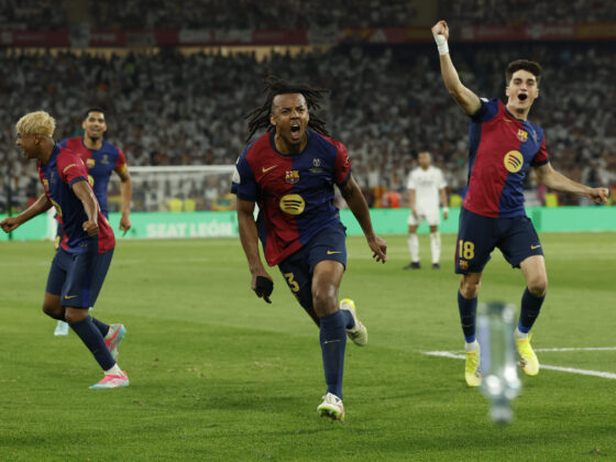 El defensa francés del Barça Jules Koundé (c) celebra el tercer gol de su equipo durante la final de la Copa del Rey que disputaron Real Madrid y FC Barcelona en el estadio de La Cartuja, en Sevilla. EFE/Julio Muñoz