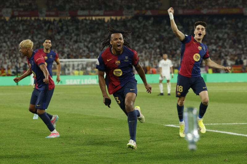 El defensa francés del Barça Jules Koundé (c) celebra el tercer gol de su equipo durante la final de la Copa del Rey que disputaron Real Madrid y FC Barcelona en el estadio de La Cartuja, en Sevilla. EFE/Julio Muñoz