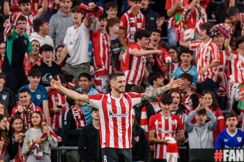 LaLiga: El pick de Real Madrid vs Athletic Bilbao El centrocampista del Athletic Club de Bilbao Oihan Sancet (c) celebra marcar el tercer gol del equipo, durante el partido de LaLiga que Athletic Club y Rayo Vallecano disputaron en el estadio de San Mamés, en Bilbao. EFE/Javier Zorrilla