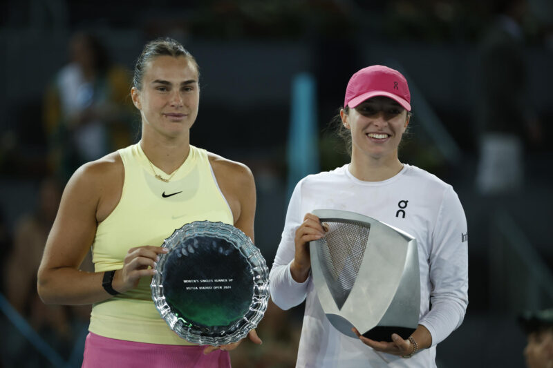 La polaca Iga Swiatek y la bielorrusa Aryna Sabalenka, con los trofeos conseguidos en la final individual femenina del pasado Mutua Madrid Open. EFE/ Juanjo Martín.