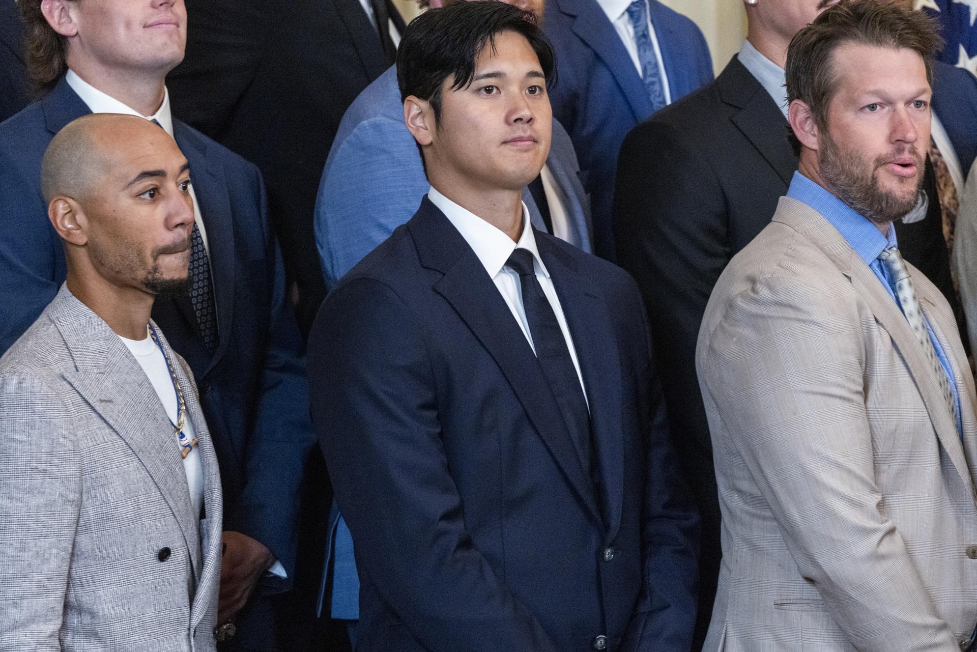 De derecha a izquierda, el lanzador abridor Clayton Kershaw, el lanzador Shohei Ohtani y el jardinero Mookie Betts asisten a una ceremonia para los campeones de la Serie Mundial 2024, Los Angeles Dodgers, en el East Room de la Casa Blanca en Washington, DC (EE.UU.). EFE/SHAWN THEW 