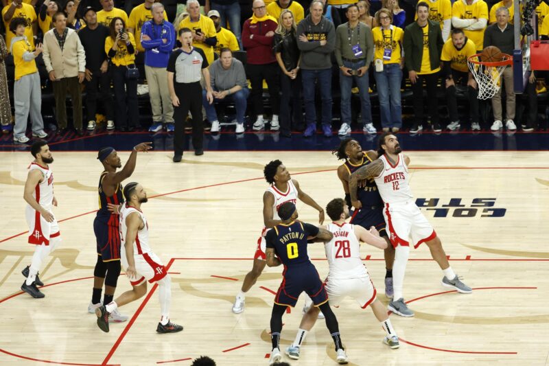 Jimmy Butler se viste de héroe y empuja a los Rockets hacia el abismo El delantero de los Golden State Warriors, Jimmy Butler III (2-I) lanza un tiro libre contra los Houston Rockets con cuatro segundos restantes en el cuarto cuarto del partido. EFE/EPA/JOHN G. MABANGLO FUERA DE SHUTTERSTOCK