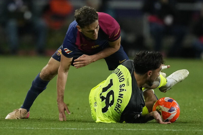 Dani Olmo afianza la cima del Barcelona antes de la final de copa El centrocampista del Mallorca, Antonio Sánchez (d), cae ante el centrocampista del FC Barcelona, Gavi, durante el partido de la jornada 33 de LaLiga que FC Barcelona y RCD Mallorca disputarons en el Estadi Olímpic Lluís Companys. EFE/Enric Fontcuberta