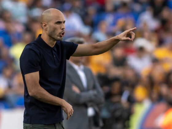 El entrenador de Tigres, Guido Pizarro, dirige durante un partido en el estadio Universitario en Monterrey (México). Archivo. EFE/ Miguel Sierra.