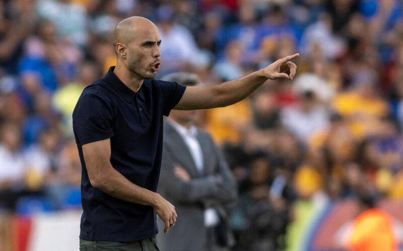 El entrenador de Tigres, Guido Pizarro, dirige durante un partido en el estadio Universitario en Monterrey (México). Archivo. EFE/ Miguel Sierra.
