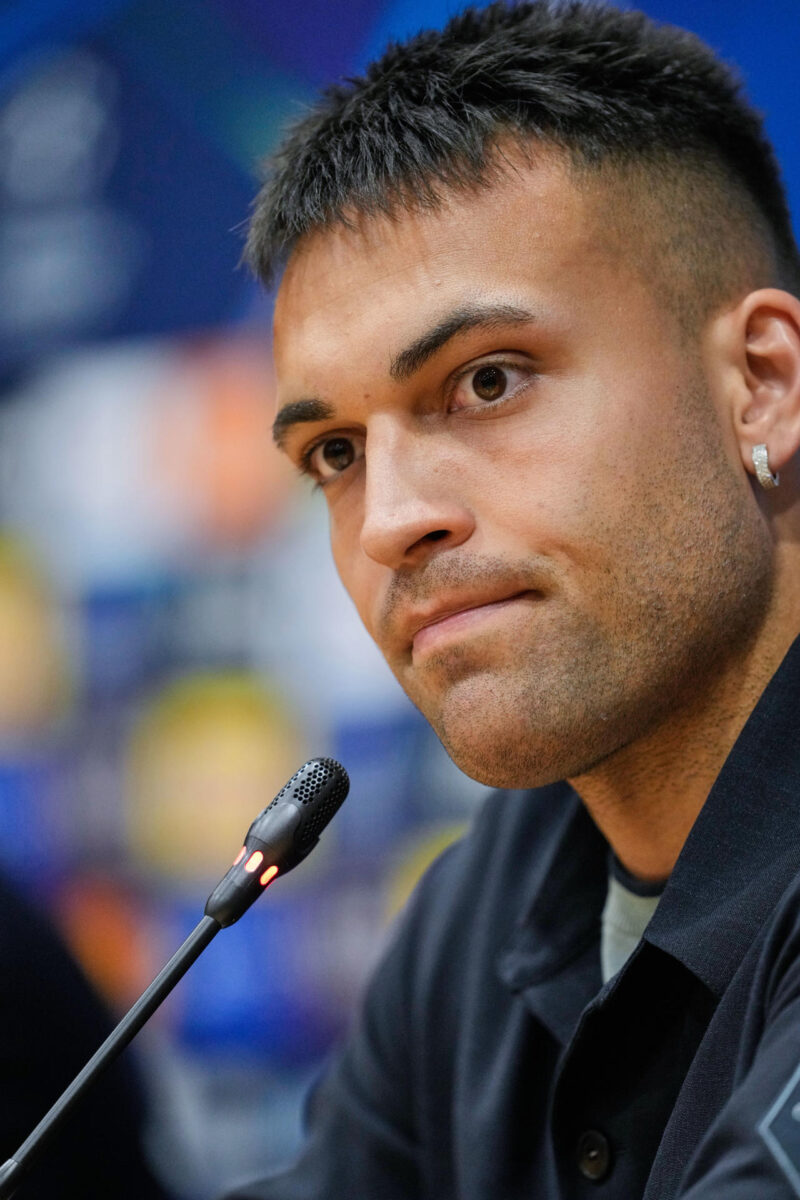 El delantero del Inter Lautaro Martínez, durante la rueda de prensa ofrecida este martes en el estadio olímpico Lluis Companys, en Barcelona, previo al partido de ida de las semifinales de la Liga de Campeones que disputarán mañana FC Barcelona e Inter de Milán. EFE/Alejandro García