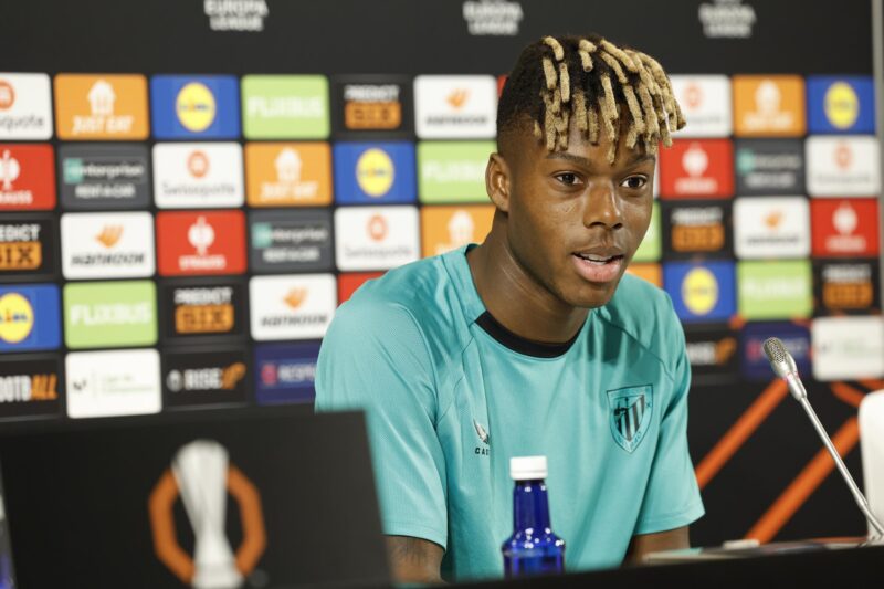 El delantero del Athletic de Bilbao Nico Williams, durante la rueda de prensa previa al partido de Liga Europa del jueves ante el Manchester United en San Mamés, choque de ida de semifinales. EFE/ Miguel Toña