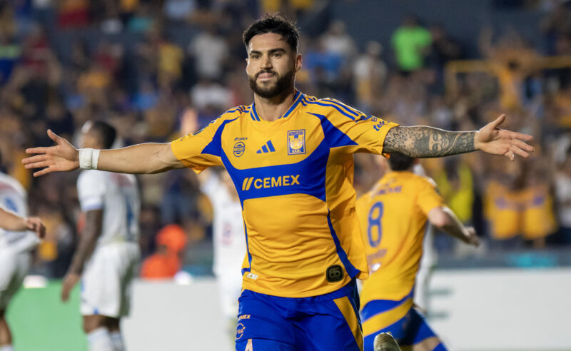Tigres y Cruz Azul igualan 1-1 en el arranque de las semifinales Juan Jose Purata de Tigres de México celebra un gol ante Cruz Azul este miércoles, en un partido de la semifinal de ida de la Concacaf Champions Cup entre Tigres y Cruz Azul, en el estadio Universitario de Monterrey (México). EFE/ Miguel Sierra