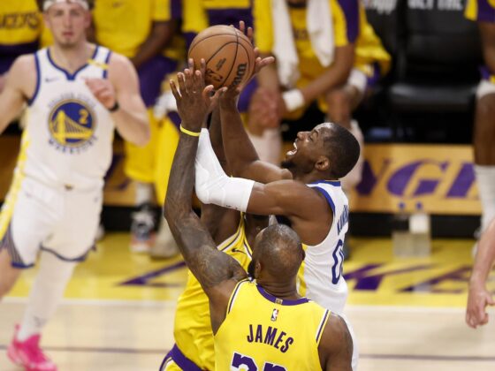 El alero de los Golden State Warriors, Jonathan Kuminga (D), entra a canasta defendido por los aleros de Los Angeles Lakers, LeBron James (frente) y Dorian Finney-Smith (detrás). EFE/EPA/CAROLINE BREHMAN