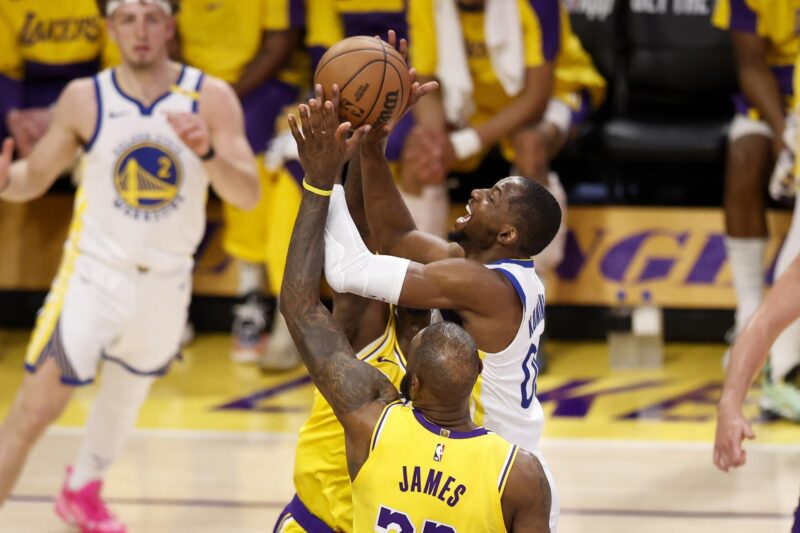 El alero de los Golden State Warriors, Jonathan Kuminga (D), entra a canasta defendido por los aleros de Los Angeles Lakers, LeBron James (frente) y Dorian Finney-Smith (detrás). EFE/EPA/CAROLINE BREHMAN