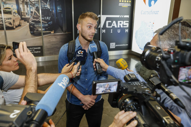 ¡Estos son los 11 cracks que aún no tienen equipo! El portero de la UD Las Palmas, Jasper Cillessen, regresó este martes a Gran Canaria tras una semana hospitalizado en Vigo, donde fue operado de una perforación intestinal sufrida en el partido del 31 de marzo contra el Celta. En la imagen, Cillessen a su llegada al aeropuerto de Gran Canaria. EFE/ Elvira Urquijo A.