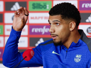 El defensa uruguayo del Barcelona, Ronald Araújo, durante la rueda de prensa ofrecida este viernes en Sevilla, en la víspera de la final de la Copa del Rey de fútbol que enfrenta a su equipo al Real Madrid en el estadio de la Cartuja. EFE/ Julio Muñoz