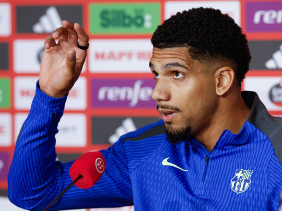 El defensa uruguayo del Barcelona, Ronald Araújo, durante la rueda de prensa ofrecida este viernes en Sevilla, en la víspera de la final de la Copa del Rey de fútbol que enfrenta a su equipo al Real Madrid en el estadio de la Cartuja. EFE/ Julio Muñoz
